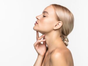 Smiling woman with a contoured jawline after non-surgical double chin treatment.